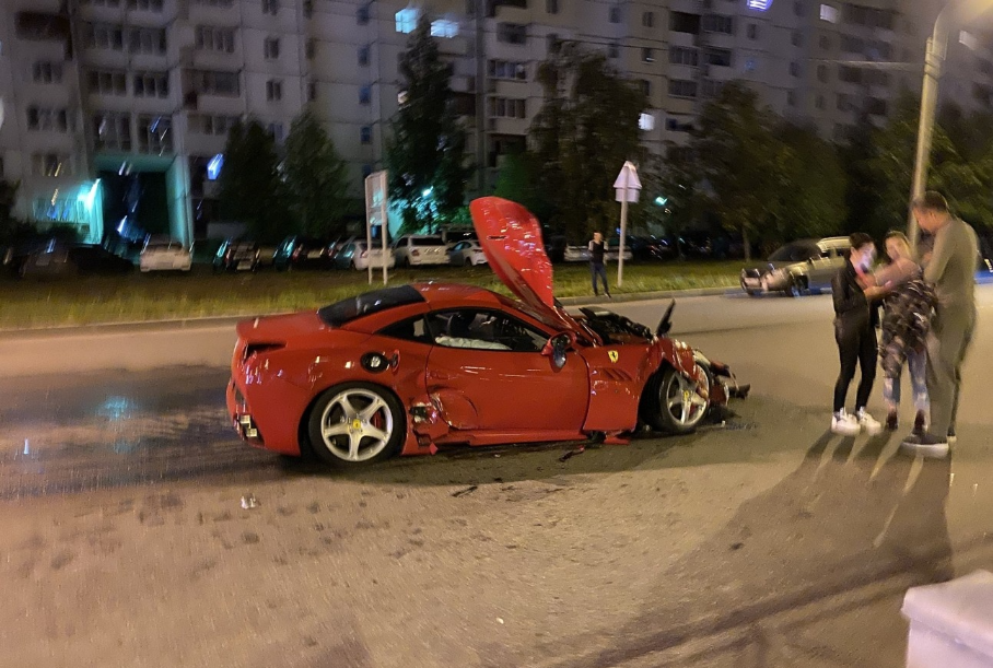 Неудачный дрифт BMW M5 закончился аварией с Ferrari.
