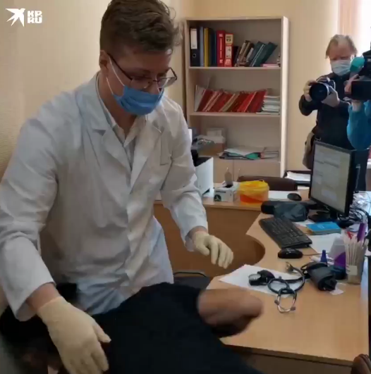 Михаил Боярский потерял сознание перед вакцинацией.