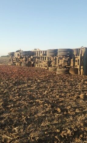 Автомобіль з'їхав у кювет і перекинувся.