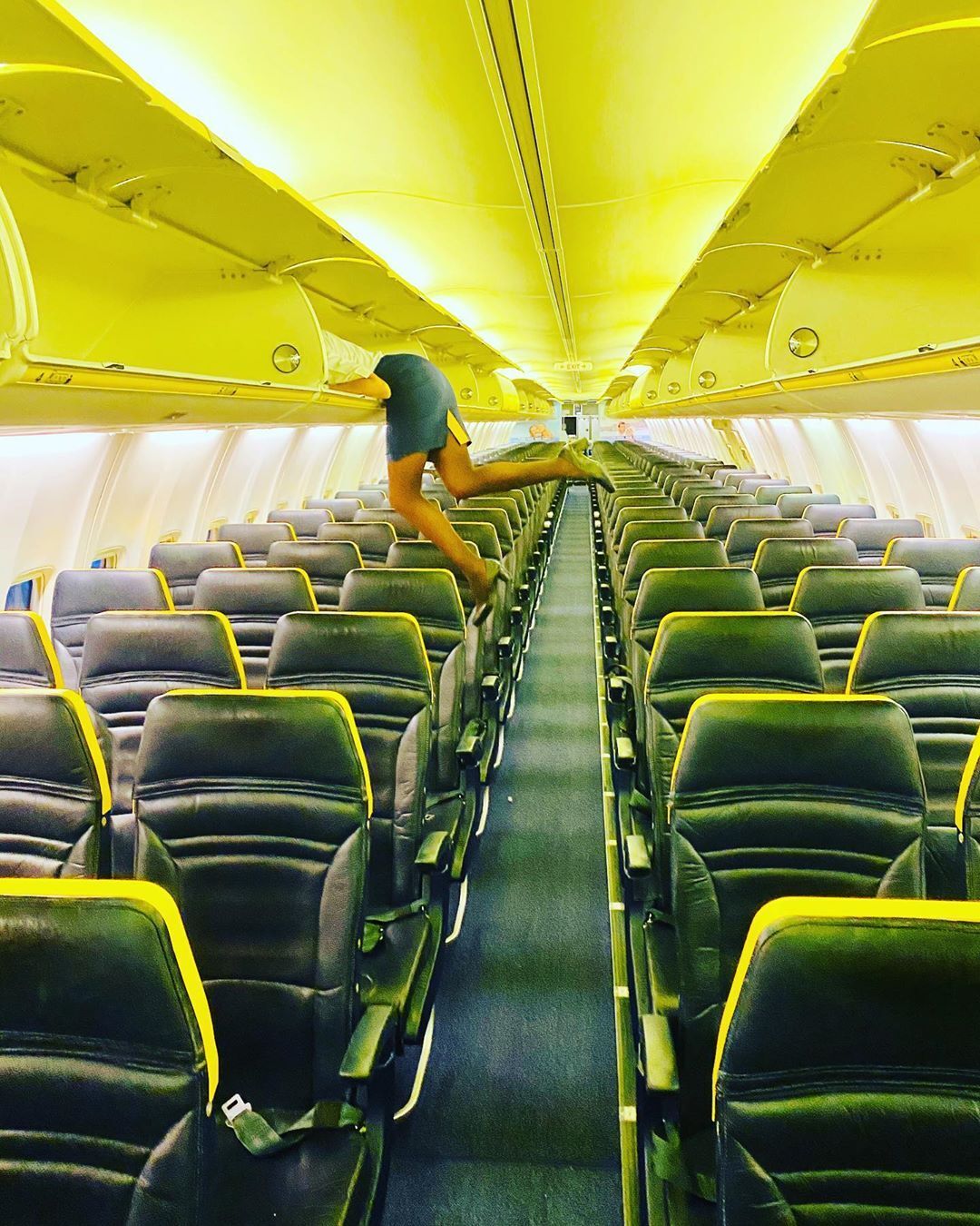 Стюардеса пікантно позує на камеру (Instagram flo.oprea)