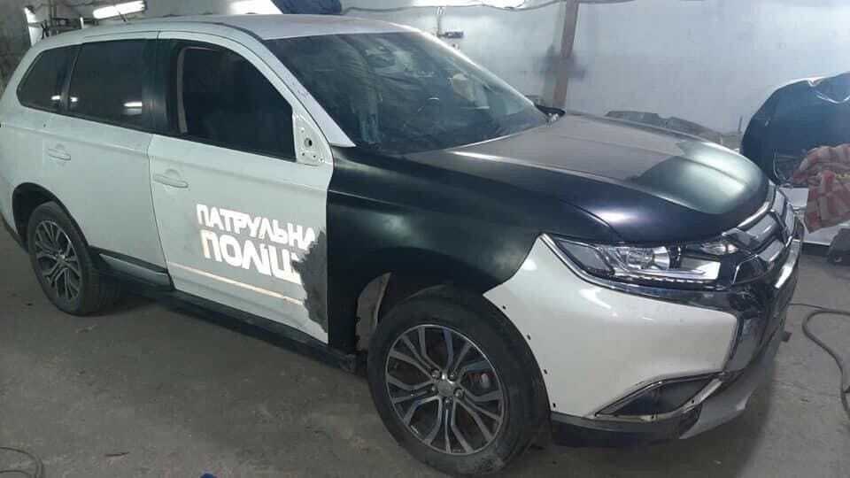 На битий Mitsubishi Outlander поставили двері від поліцейського авто.