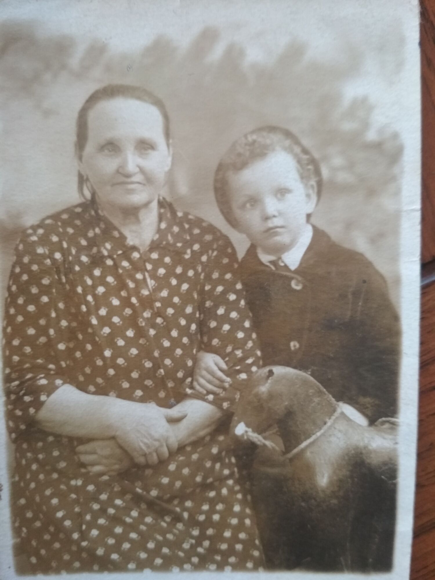 Игорь Агеев в детстве с бабушкой-украинкой