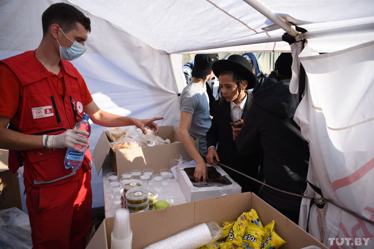 Хасидам на границе помогают представители Красного Креста.