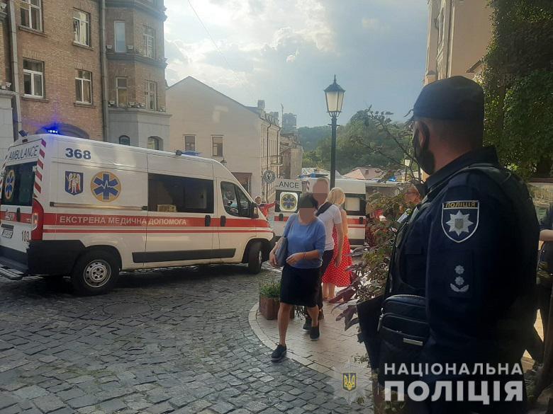 На место взрыва в ресторане Киева прибыли несколько "скорых".