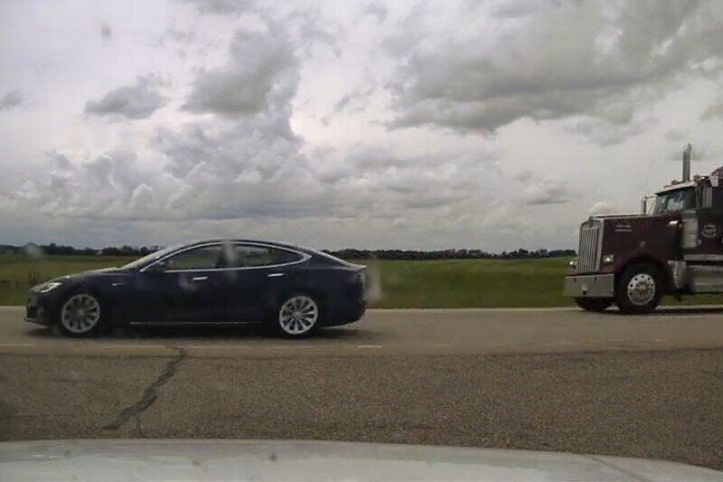 Tesla Model S порушника.