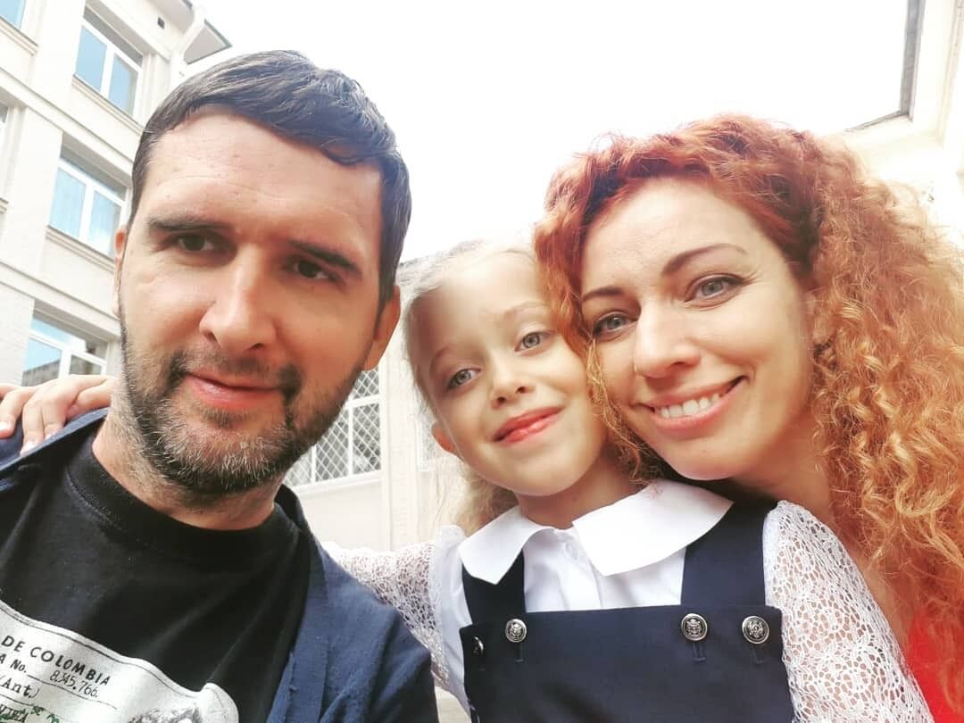 Юлия Коган с мужем и дочерью (Instagram Юлии Коган)