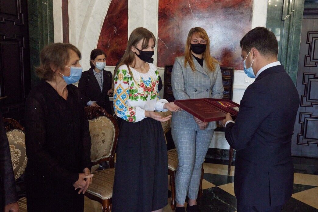Зеленский передал награду дочери Юрия Горайского.
