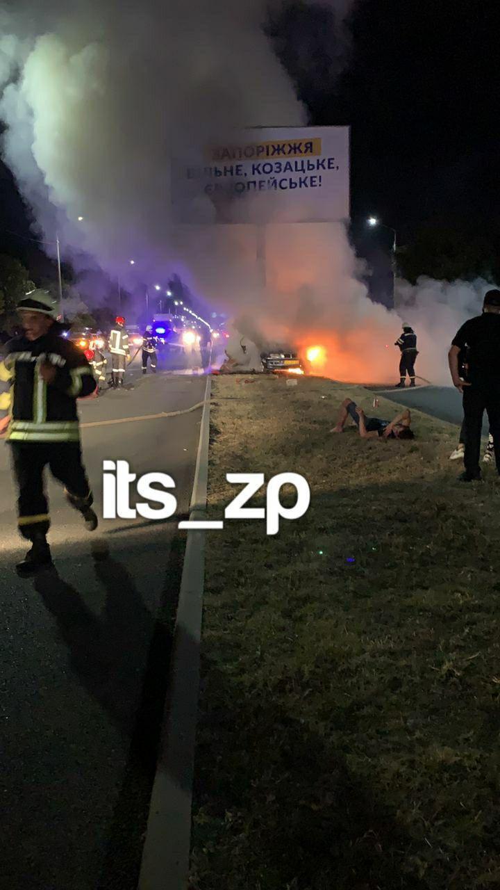 В Запорожье авто врезалось в опору билборда и загорелось