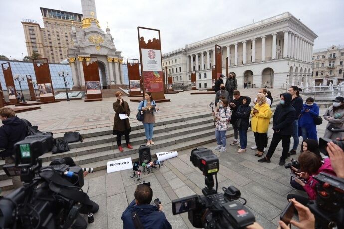 Активісти зібралися біля стели на Майдані Незалежності у Києві, щоби вшанувати пам’ять вбитих журналістів.