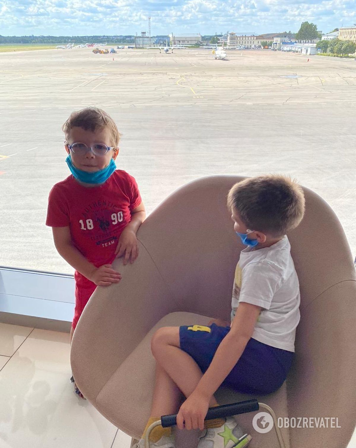 Максим и Тимофей в английском аэропорте