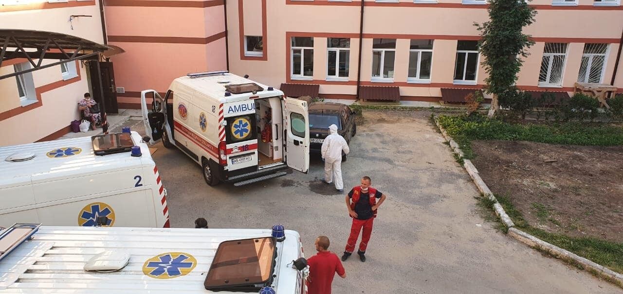 В Винницкой области не хватает медперсонала из-за большого наплыва больных COVID-19.