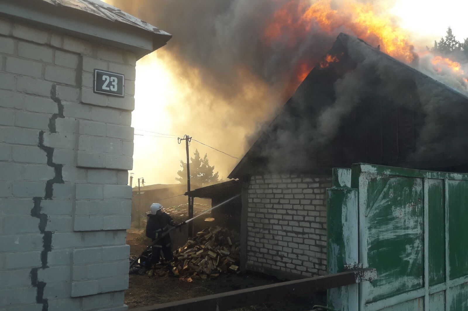 Огонь перекинулся на дома в селе Горобьевка.