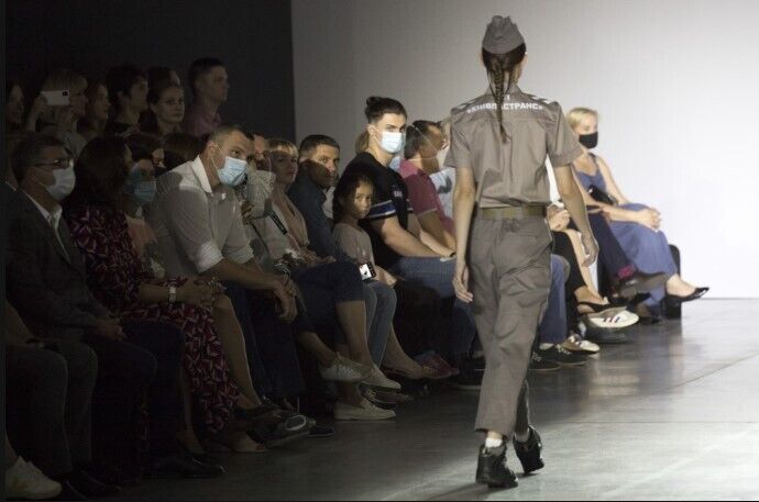 На Ukrainian Fashion Week в Киеве состоялся показ моделей одежды для столичных коммунальщиков.