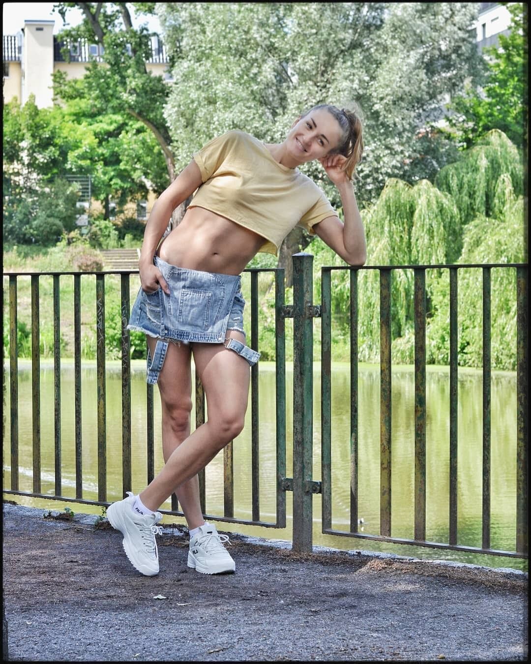 Олена Кравцов біля паркану