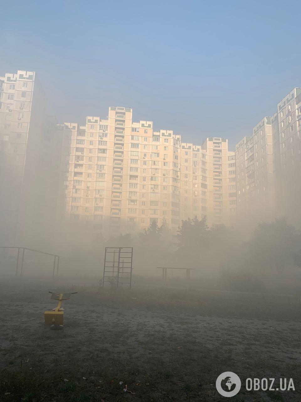 Дым и туман на Позняках в Киеве