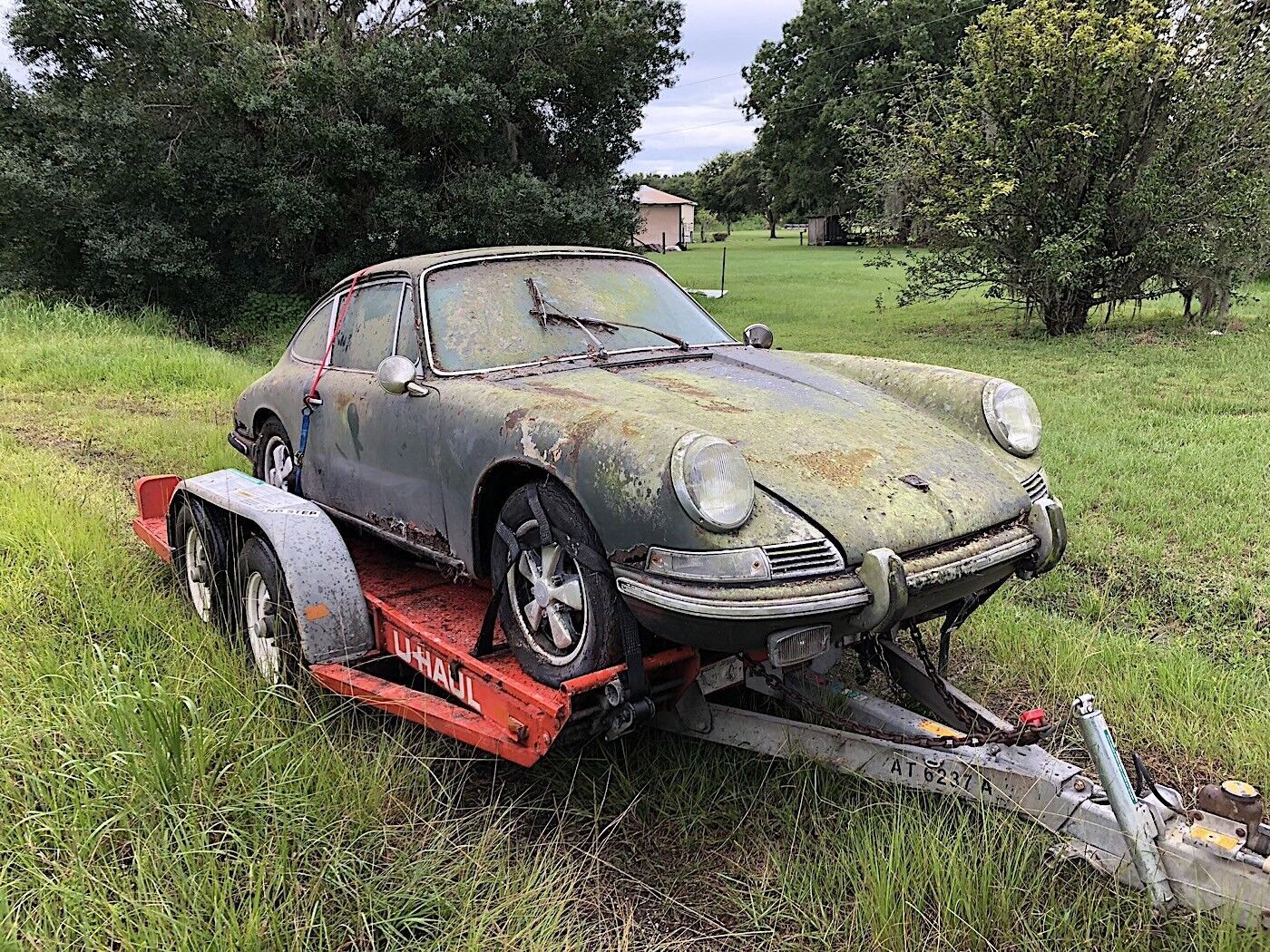 Заброшенный Porsche 911S, который сейчас выставили на продажу.