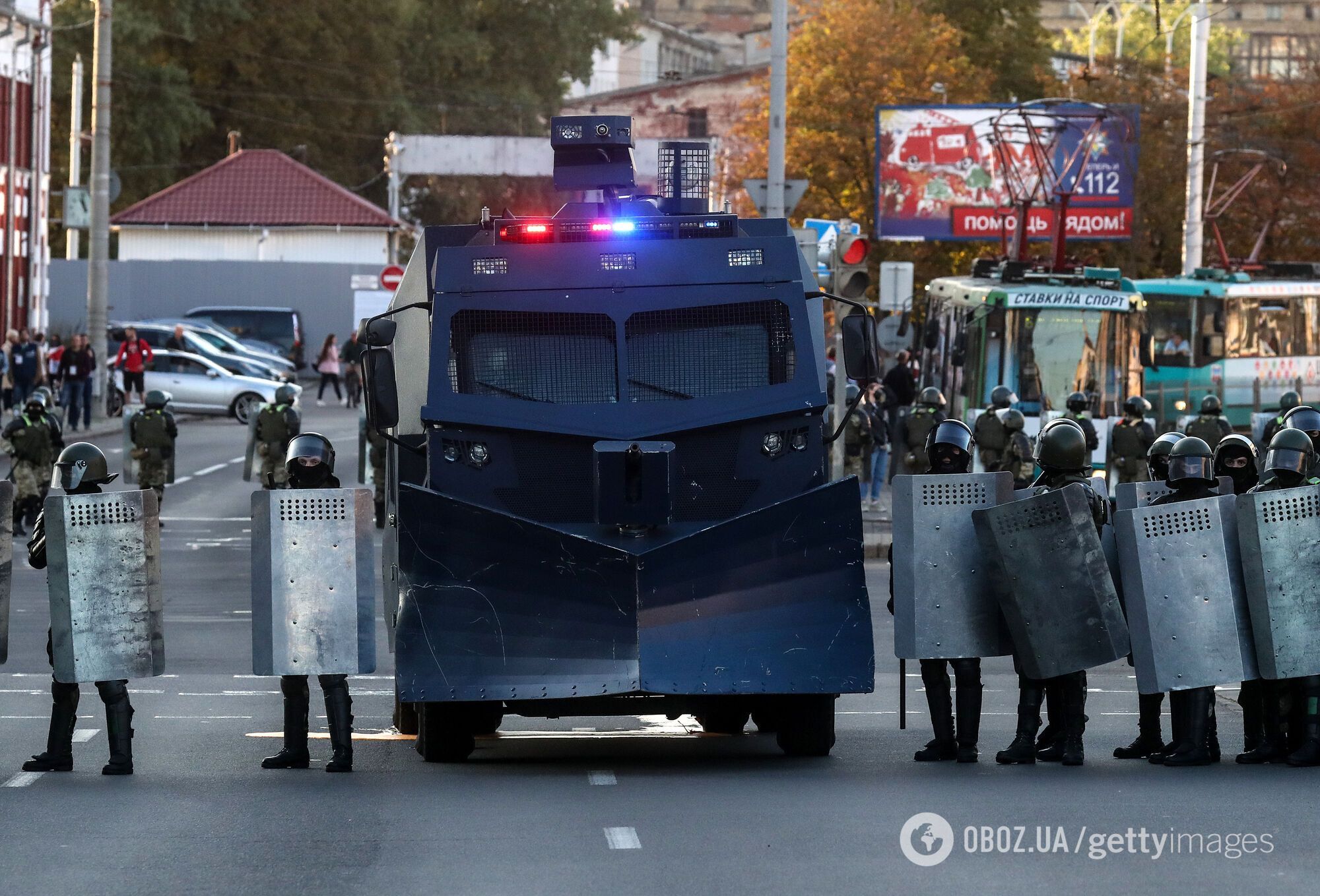 Силовики с военной техникой и водометами оцепили центр Минска