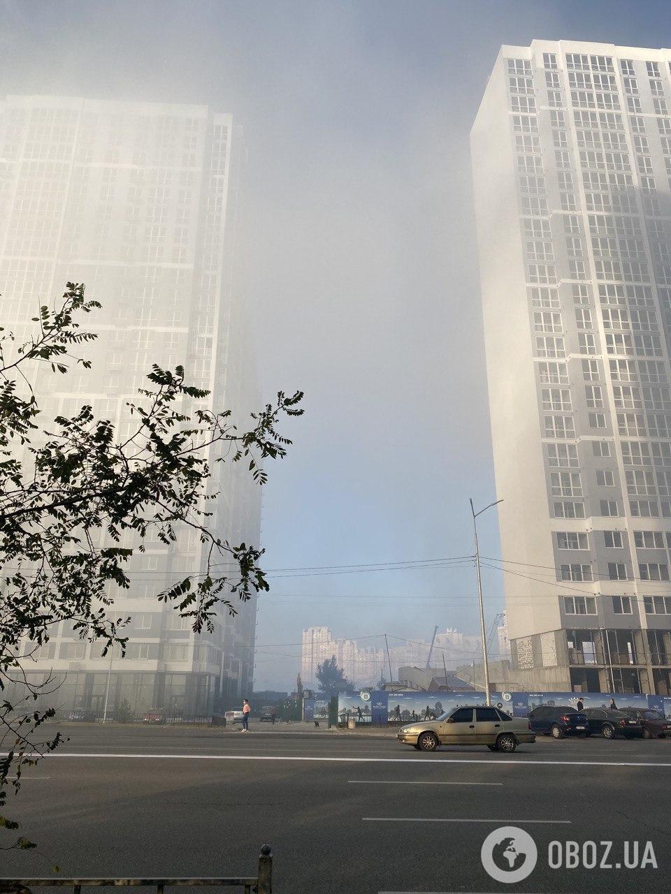 Район возле метро "Харьковская" также весь в тумане.