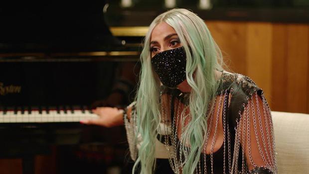 Леди Гага возле своего пианино.