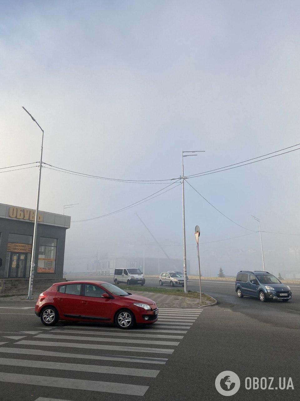 Дым и туман утром в Киеве.