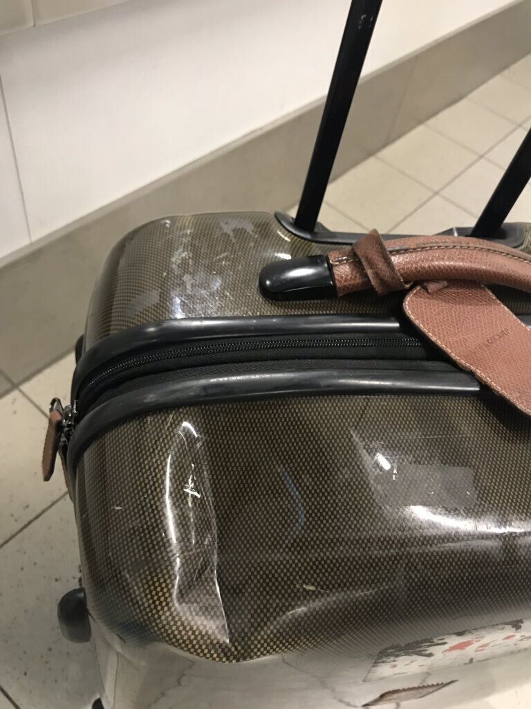 Чемодан часто портят в аэропорту.