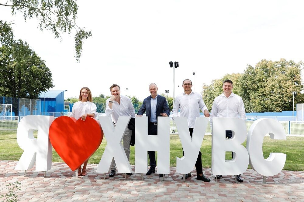 Олександр Усик сфотографувався з іншими абітурієнтами