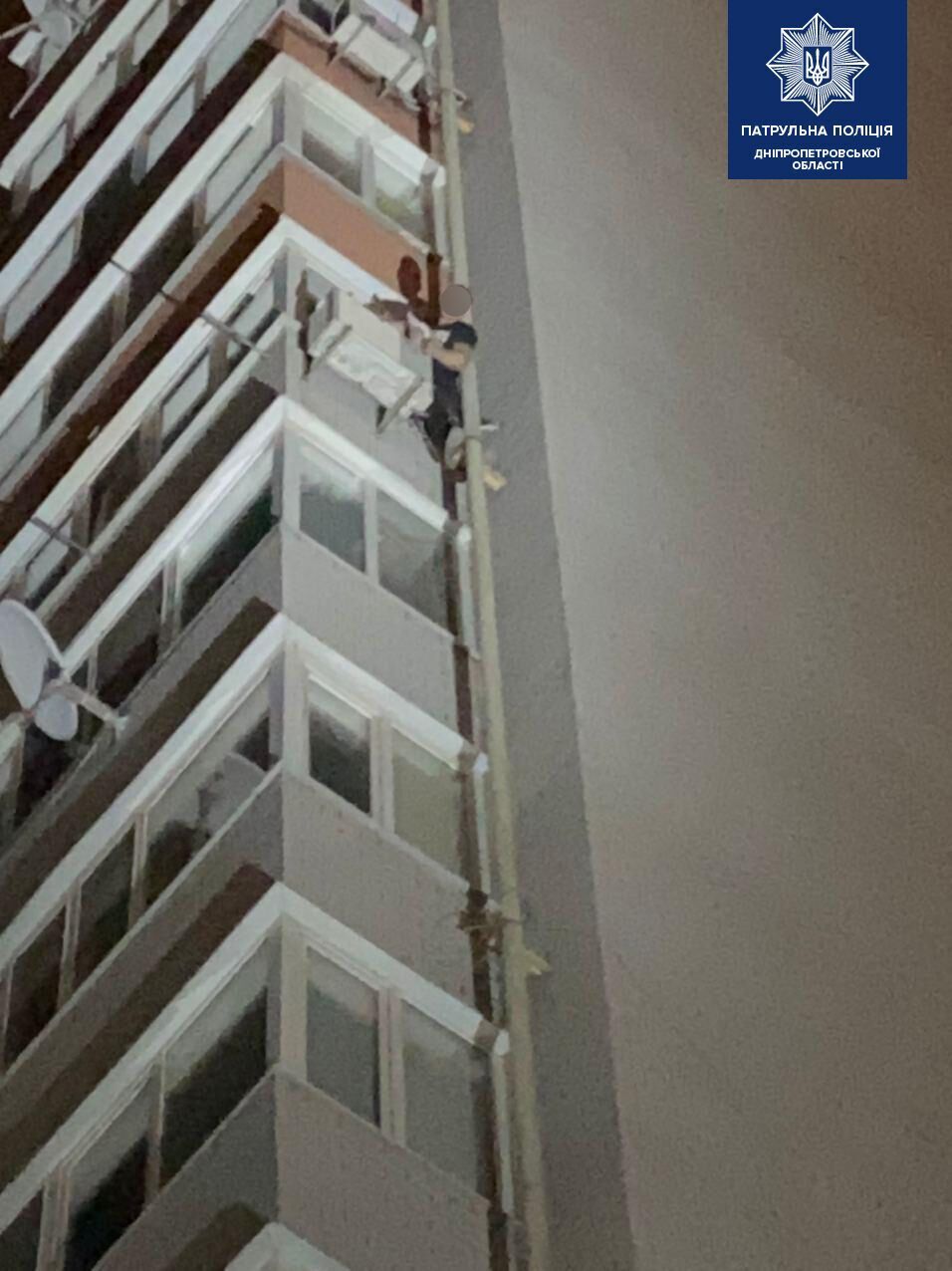 У Дніпрі хлопець намагався залізти на 16-ий поверх багатоповерхівки.
