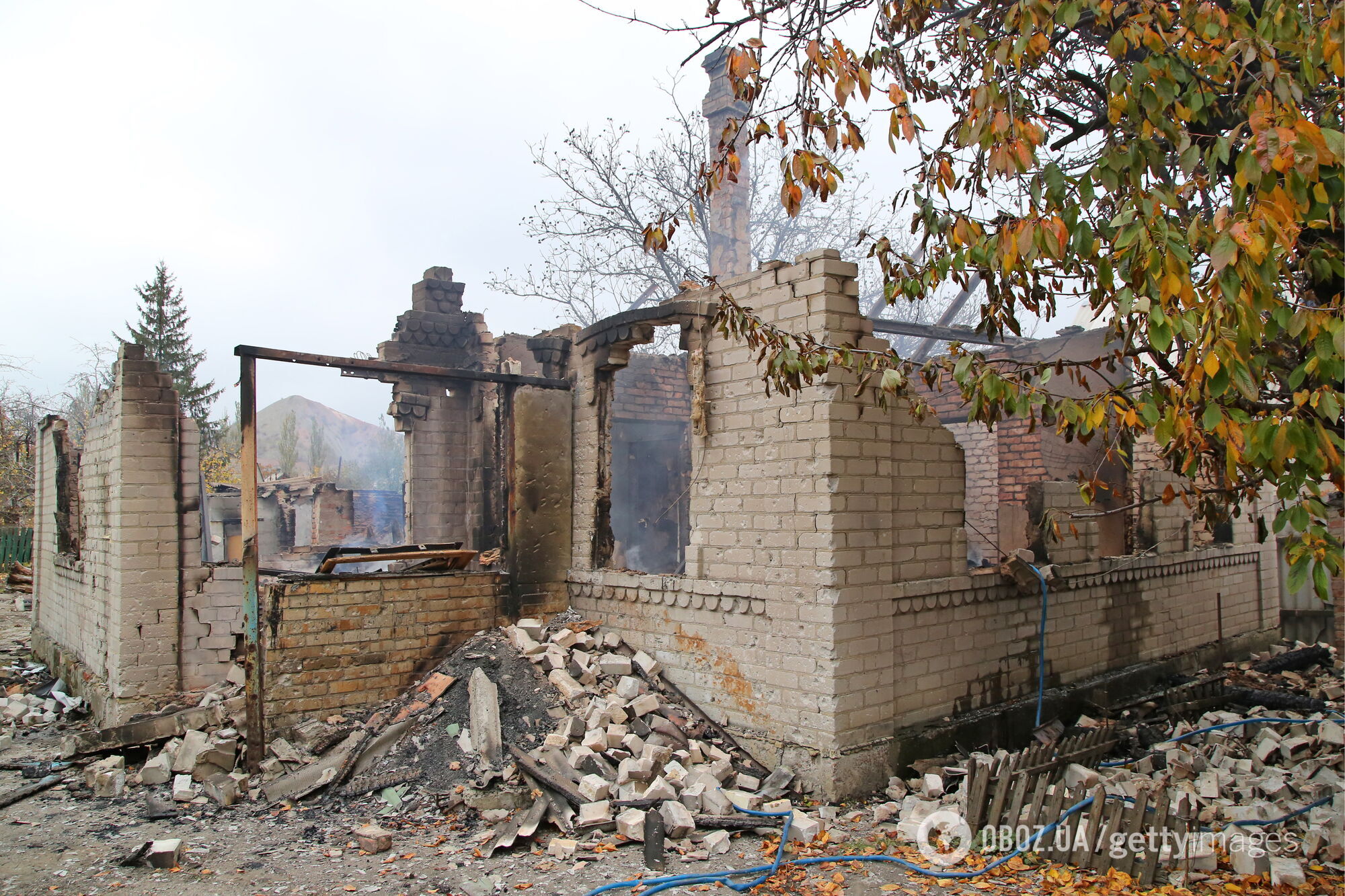 Разрушенные обстрелами здания на Донбассе