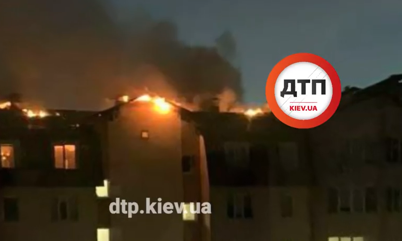 Пожар охватил 300 кв. м.