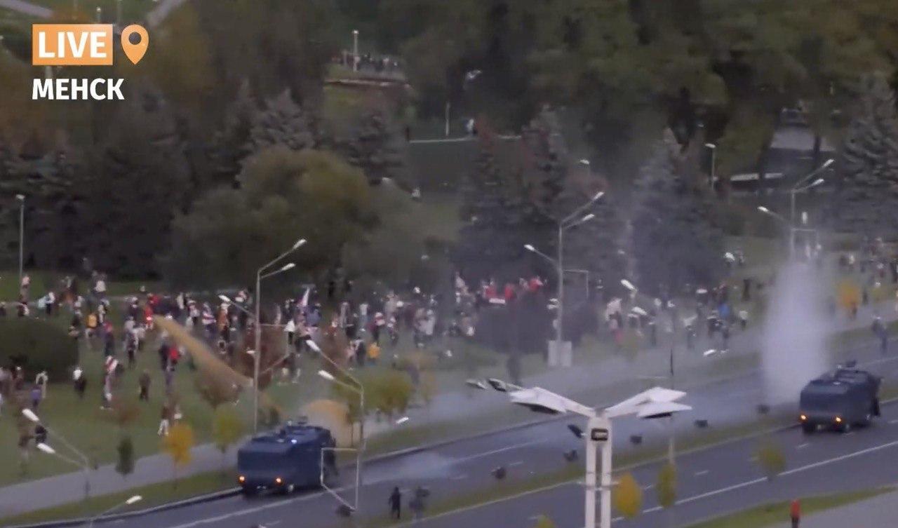 У Білорусі ОМОН почав жорстко затримувати протестувальників, розганяли водометами. Фото і відео