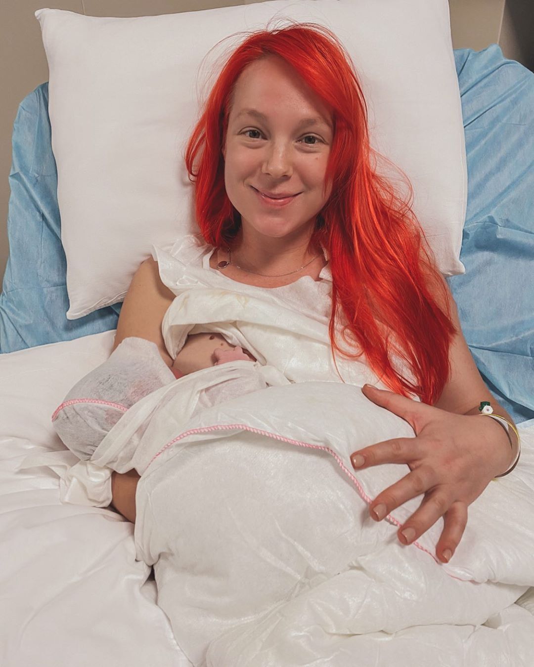 Світлана Тарабарова з новонародженою донькою (Instagram Світлани Тарабарової)