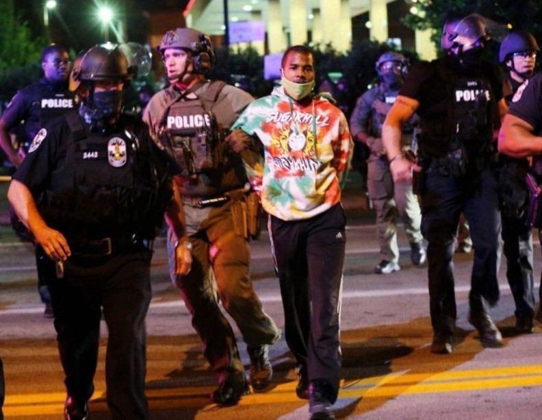 Во время протестов в Кентукки ранили двух полицейских