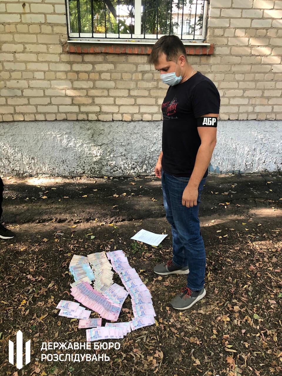 На Днепропетровщине прокурор выбросил взятку в окно