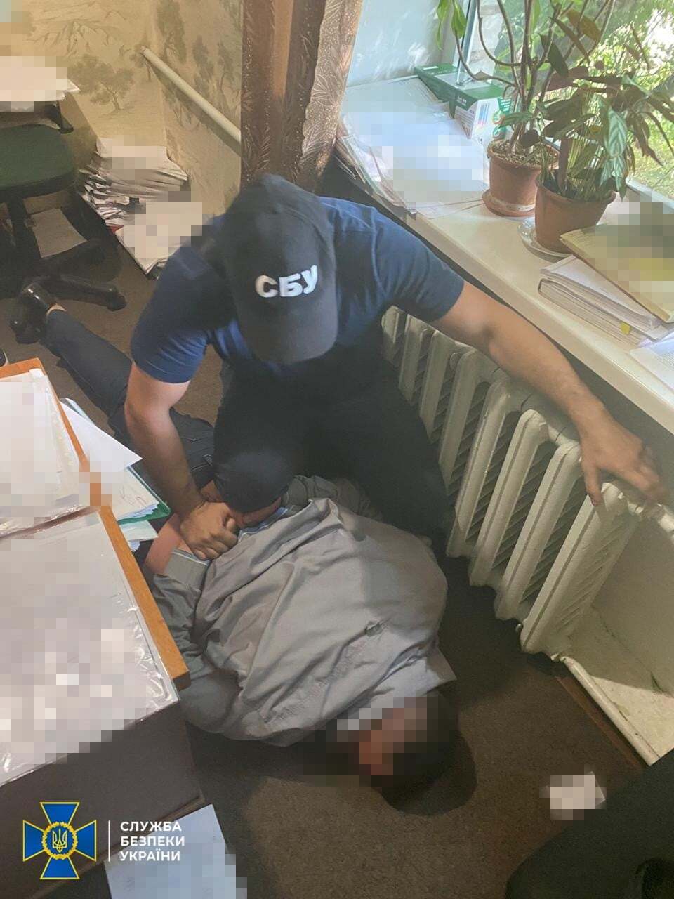 На Днепропетровщине пойманный на горячем прокурор выбросил взятку в окно