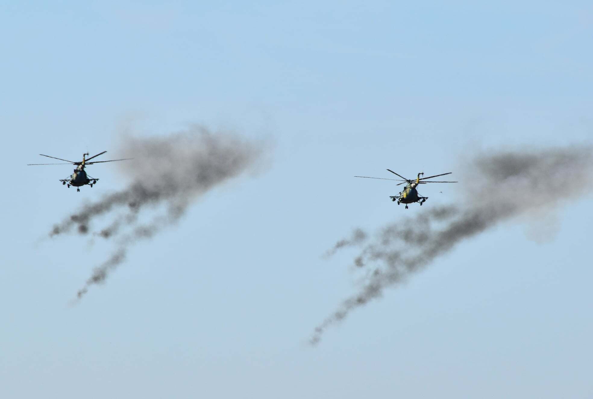 Вертолетчики ВСУ тренировались атаковать силы врага на земле.