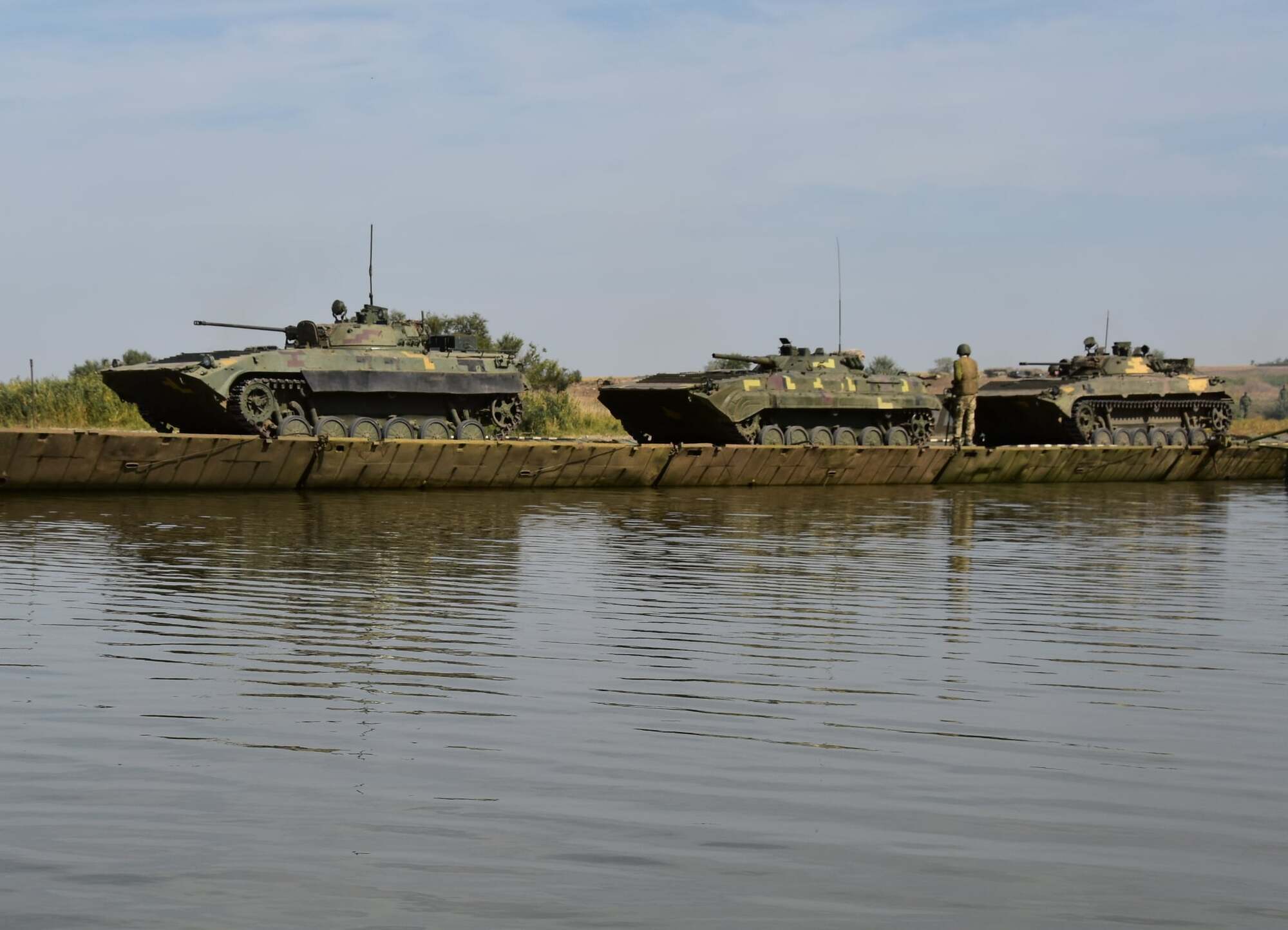 По легенде учений "Объединенные усилия" наступление врага отражалось на всех направлениях.