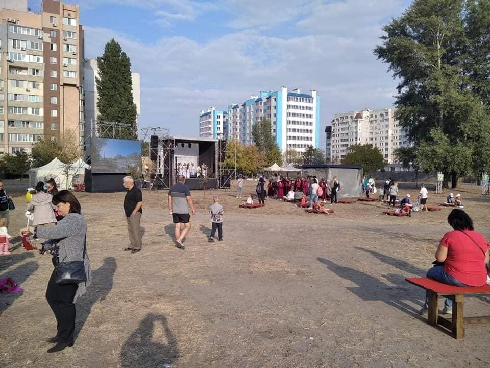 Черкасская "Батьківщина" устроила концерт в день траура.