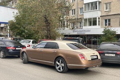 Российский миллиардер приехал на открытие столовой для бедных на золотом Bentley