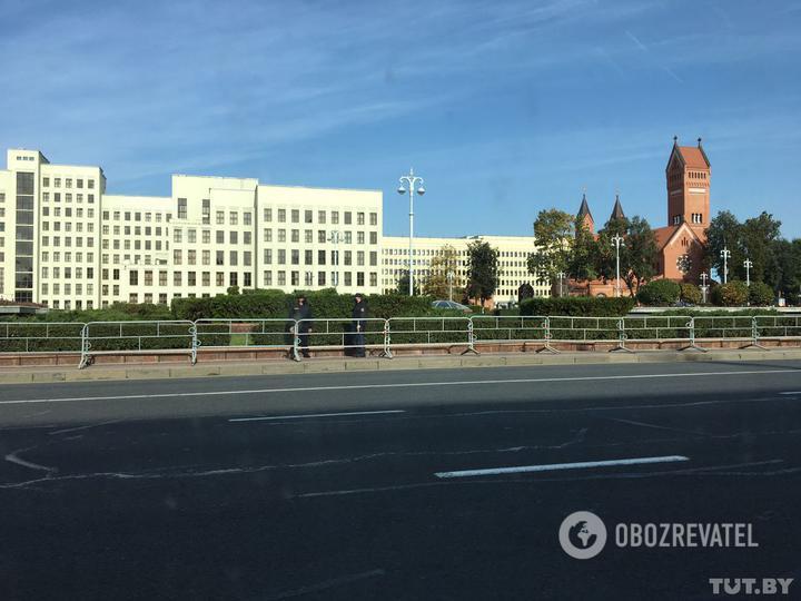 За словами білорусів, частина військової техніки стоїть недалеко від готелю "Планета" у Мінську