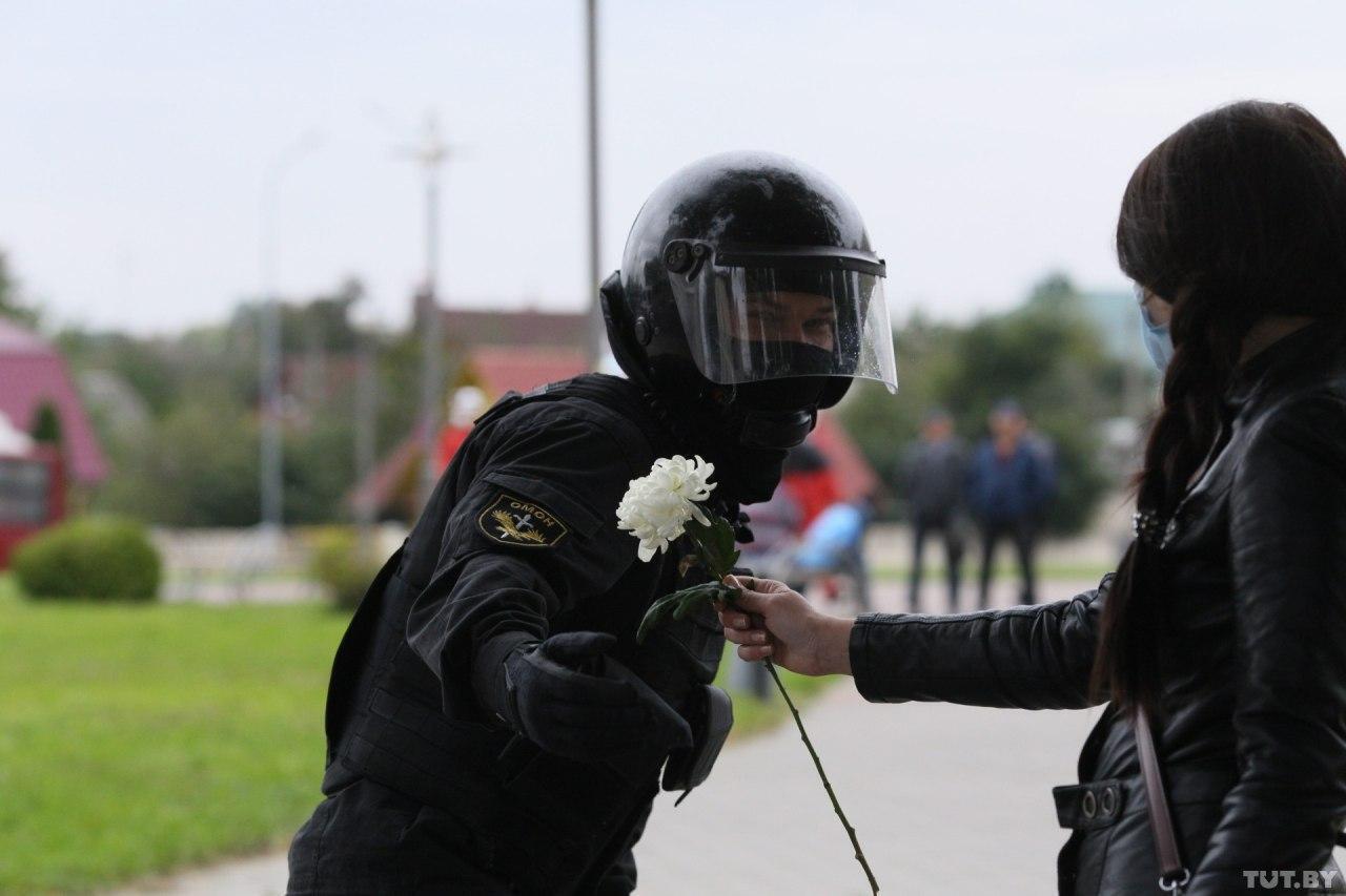 Участницы протеста дарили силовикам цветы