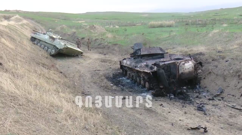 Між технікою видно військових.