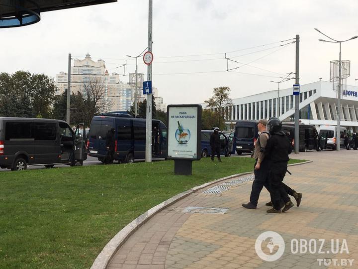 Силовики в черном выхватывали людей из толпы протестующих