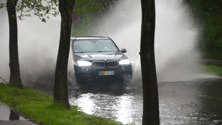 Лужи нужно объезжать или проезжать медленно.