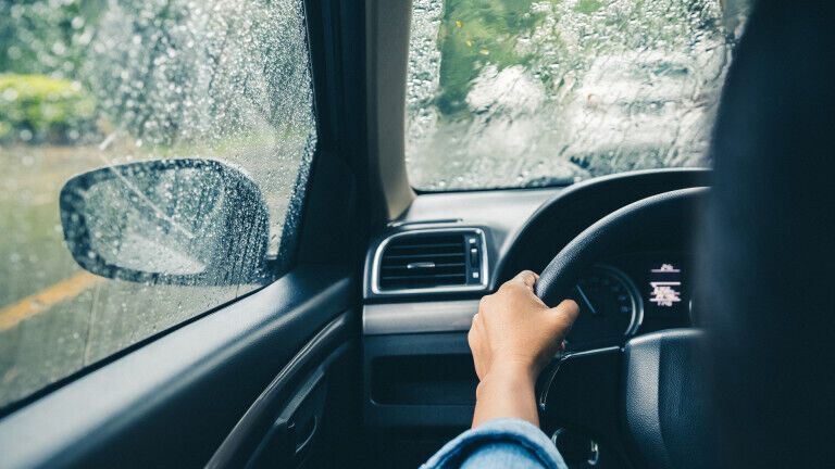 Як правильно їздити на автомобілі в дощ: головні поради