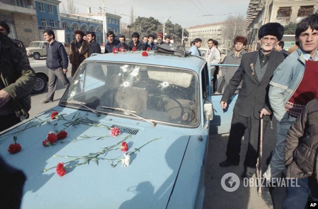 Жители Баку несут цветы на место убийств, январь 1990 года