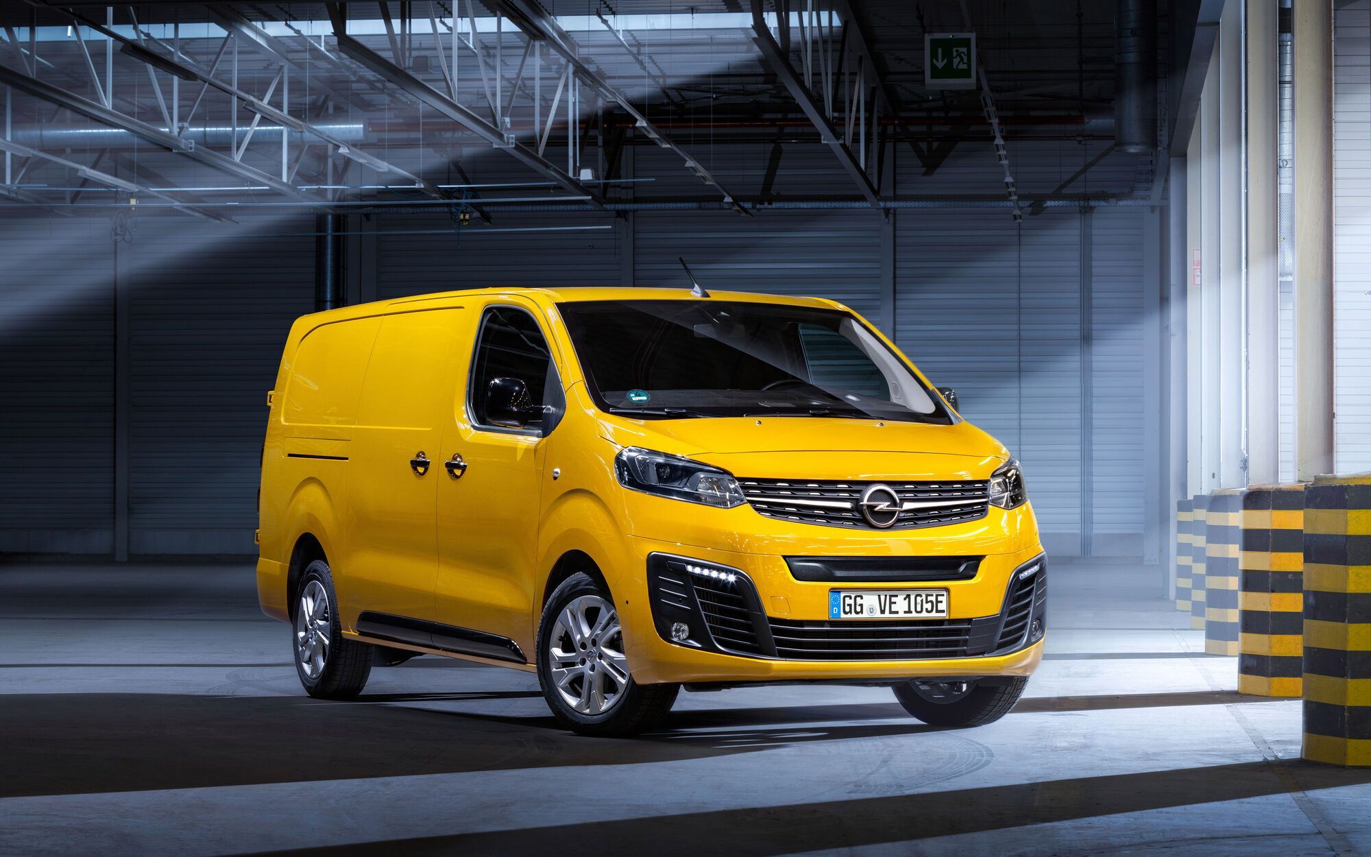 Фургон Opel Vivaro-e на електротязі. фото: