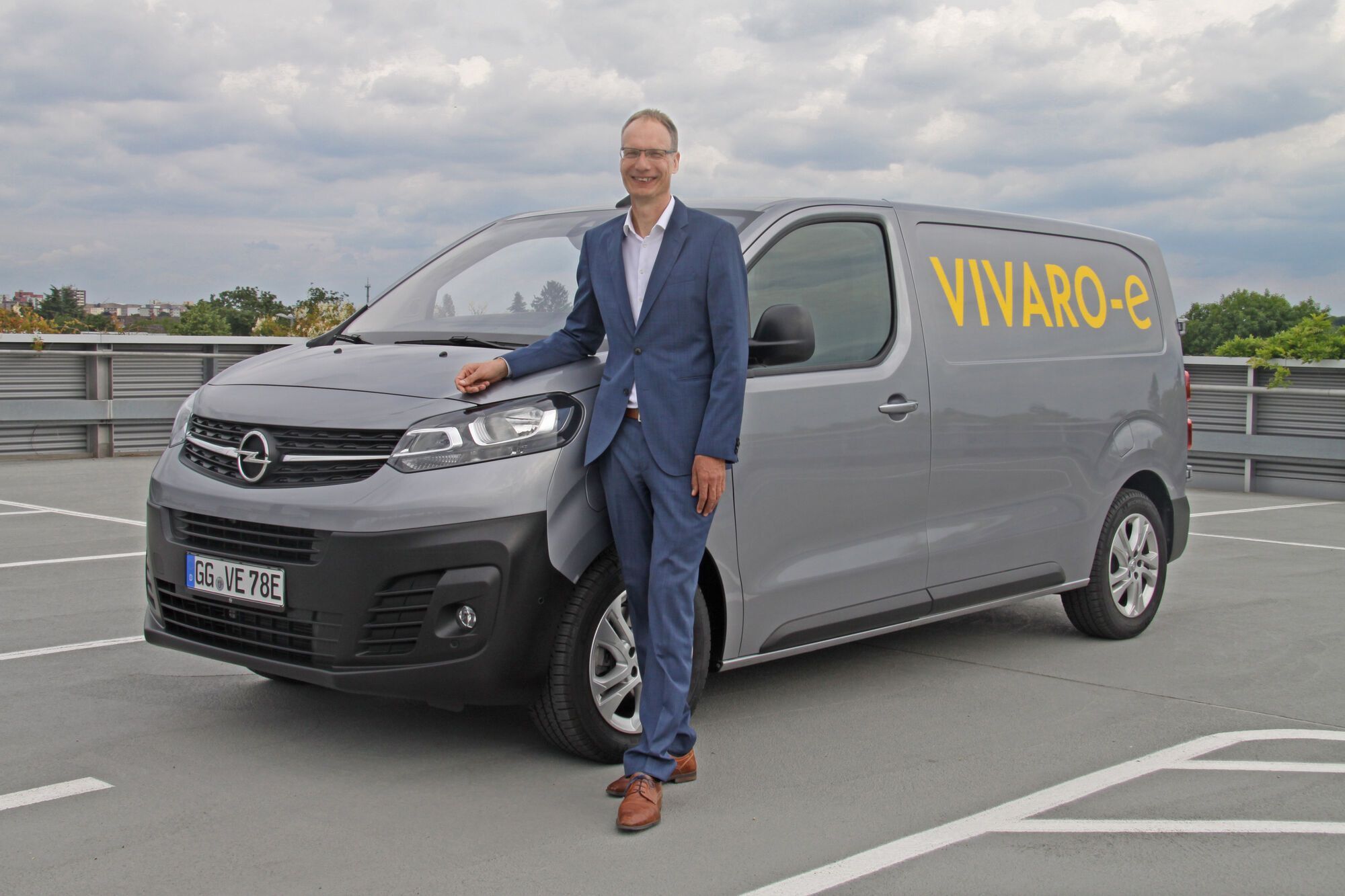 Керівник Opel Міхаель Лошеллер у нового електричного фургона Opel Vivaro-e. фото: