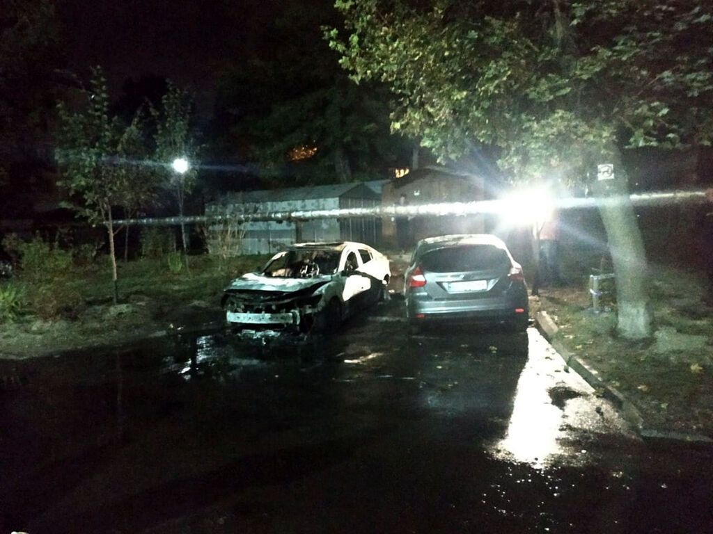 В Днепре массово горели автомобили.