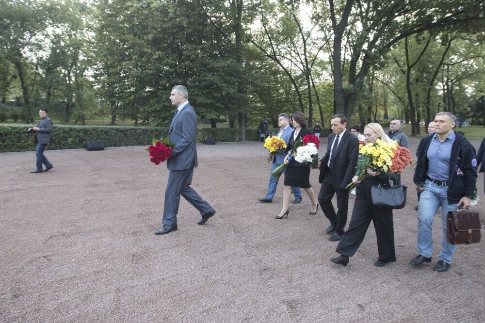 Кличко возложил цветы к памятнику.
