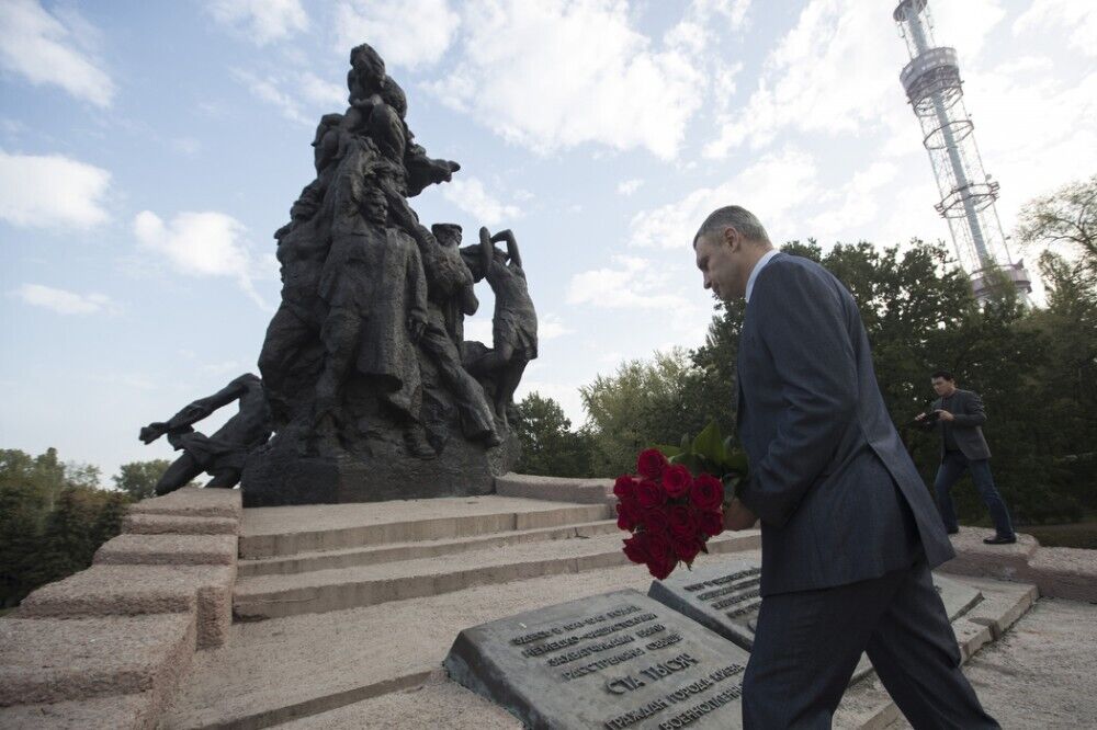 Кличко возложил цветы к памятнику.